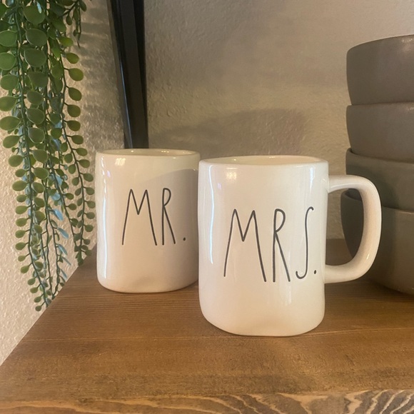 Rae Dunn set of Mr & Mrs coffee mugs - Picture 2 of 5
